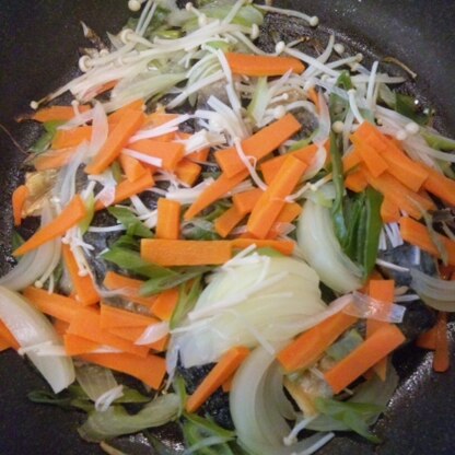 盛り付け前の画像ですがf^_^;
ポン酒をかけていただきました。「野菜が美味しい♪」と子供が喜んでました(^^)